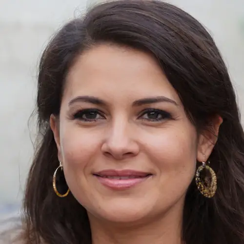 رویا کاشفی - طراح و کارشناس زیورآلات