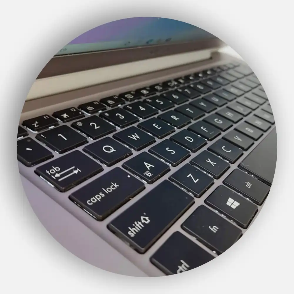 لپ تاپ زنبوک کارکرده با کی برد خوش دست