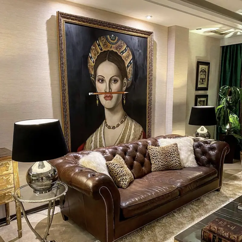 شوروم گالر زیب هوم - ملکه با سبیلی از مداد